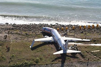 "Photo of American Airlines Flight 331 737-800 landing overrun at Kingston, Jamaica, on December 22, 2009"