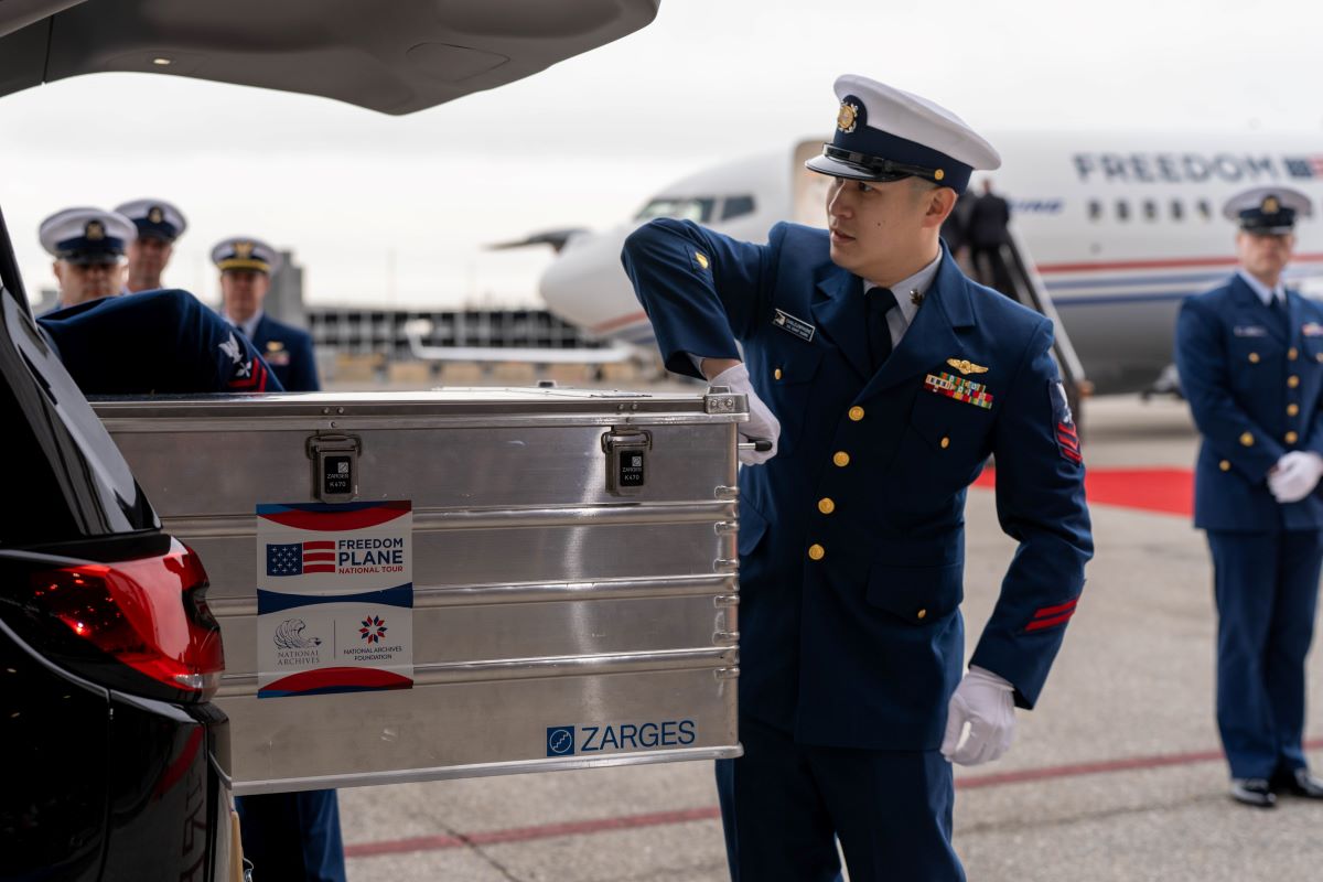  U.S. Coast Guardsmen begin carrying U.S. national treasures to the Freedom Plane on March 2 at DCA. This is the first time ever these documents have left the National Archives together. (Photo: FAA)