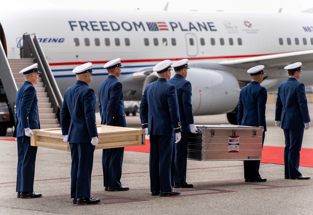 U.S. Coast Guardsmen carry U.S. founding-era documents to the Freedom Plane at Reagan National on March 2. (Photo: FAA)