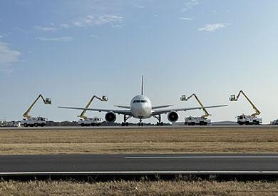 Loading cargo onto an aircraft